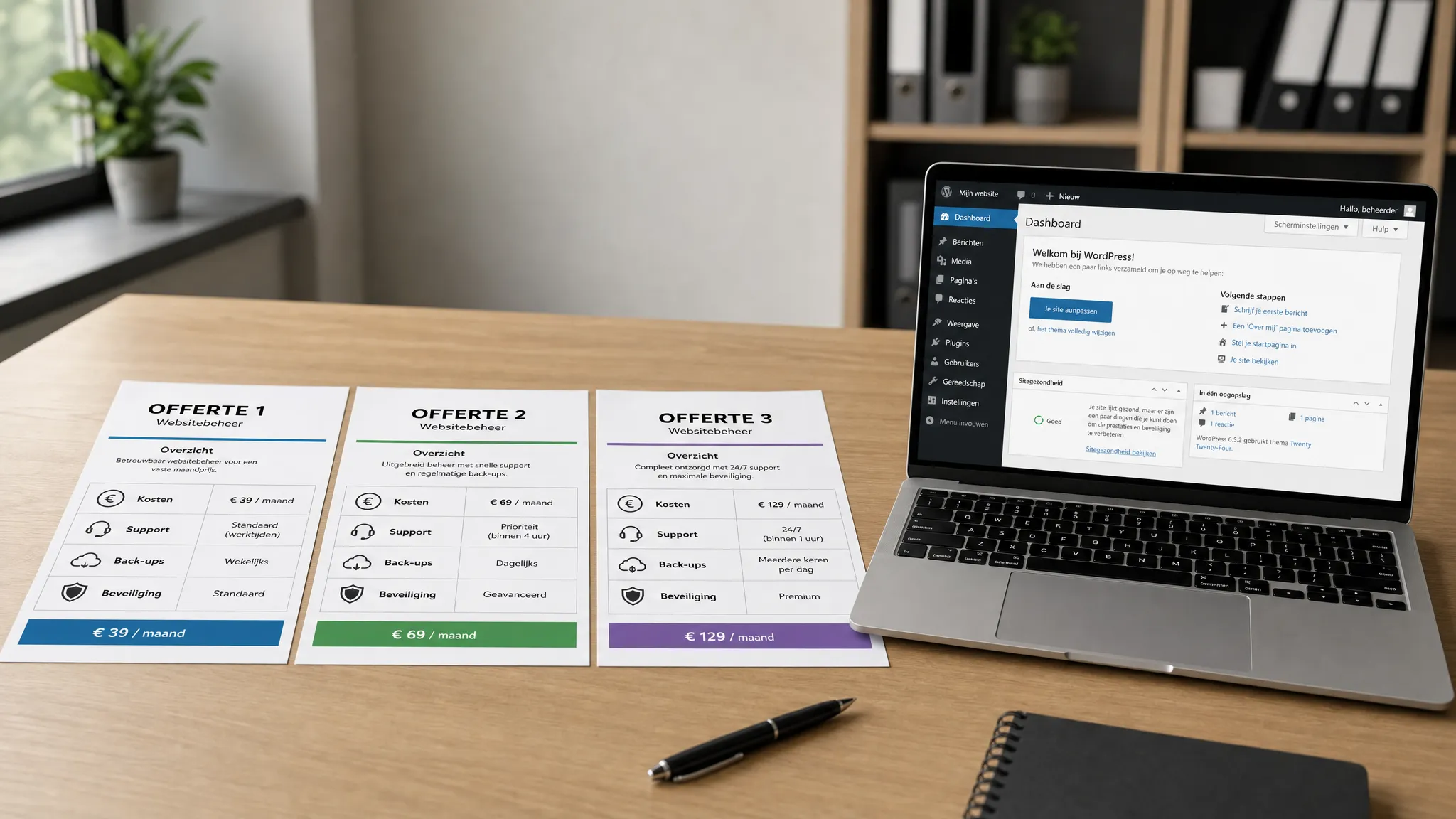Drie websitebeheer offertes naast elkaar op een bureau, met kolommen voor kosten, support, back-ups en beveiliging. Ernaast staat een laptop met een WordPress-dashboard waarvan het scherm naar de camera gericht is.